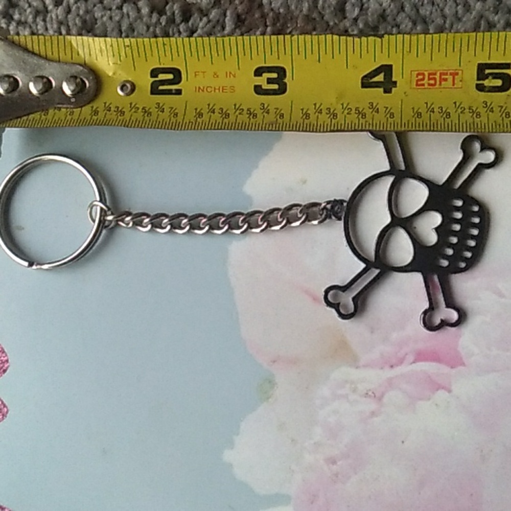Gothic Skull Keychain - Picture 3 of 3